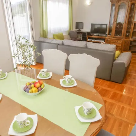 Olive 4+2 Apartment Makarska